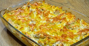 Zapečené těstoviny s kuřecím masem: Stačí na sebe vše navrstvit, zalít TOUTO směsí a dát péct. Do hodinky je hotovo se vším všudy!