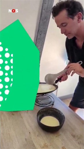 No fire needed, this man bakes a pancake in a rain gutter