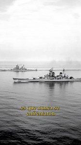 Dos gigantes del acero nacieron en mares distintos: el Bismarck, orgullo de la Kriegsmarine, y el Iowa, símbolo del poder naval de Estados Unidos. Ambos fueron los acorazados más temidos de la Segunda Guerra Mundial… pero nunca llegaron a enfrentarse. ⚓ En este clip te mostramos una parte de esa historia: dos titanes del océano, dos filosofías del poder, y un duelo que el mundo jamás vio. 💥 ¿Quién crees que habría dominado el mar: el imparable Bismarck o el veloz Iowa? Cuéntanos en los comentar