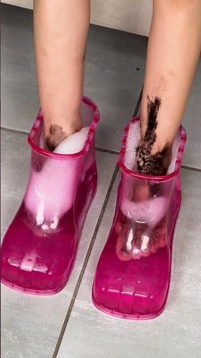 Dirty Feet? 🦶😲 Mom Knows an Easy Trick! #funny #kids #shorts