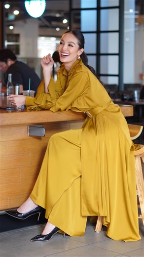 ▪️P L A ▪️ครูปลา on Instagram: "When you wear high heels all day ... 😂 เท้าต้องการ การพักผ่อน ทุกอย่างมีทักษะที่ดูน่ารักและเป็นไปได้ เพื่อให้คนรอบข้างดูสบายตาและสบายใจ นี่คือเสน่ห์ แรกพบ บุคลิกภาพที่ดี มีคุณค่าเท่ากับ Self branding #เดินละมุนคือครูปลา #สอนบุคลิกภาพ #จริตผู้หญิงแบบครูปลา #feminineenergy #porrapla #thepostura"