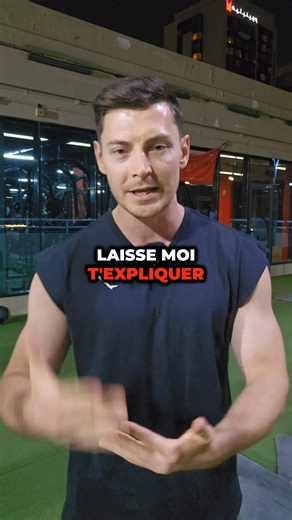 Si tu veux une copie complète de mon guide d'entraînement des bras, t'as juste à commenter "BRAS" et je te l'envoie dans tes messages privés. Si t'as toujours des petits bras, c'est parce que tu travailles tes biceps comme ça : tu te limites aux curls avec haltères et barres. Mes bras sont passés de ça à ça, quand je me suis mis à travailler les biceps sur toute leur amplitude. Pour développer à la fois la portion courte et longue des biceps. Laisse moi t'expliquer. Tu dois travailler la portion