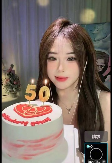 你会给我看各种你觉得好看的特效 会在直播间帮我主动维护大哥 我播得不好的时候你会给我建议会鼓励我 你什么都不图我的 也不需要我过多的维护 只希望我能播的好 能过得好 你会担心我养活不了自己 我说不想播了 你的第一反应 并不是劝我继续播 也不是让我放弃 而是问我那你还有钱吗这是我第一次从除了家人以外的人的口中 听到这几个字 你的好 让我时常觉得自己不配 所以非常谢谢你选择我 陪伴我 鼓励我 谢谢你 在我情绪很糟糕的时候 安慰我 需要你帮助的时候 保护我 别人说我的时候 维护我 无条件的相信我陪了我这么久 真的辛苦了 每次总说我们之间的关系 比朋友更亲近 像家人像哥哥妹妹 但我想说有你这样的哥哥 我真的很开心 我总说人与人之间有过几个瞬间就好了 没必要去纠结能一起走多远 我也希望我们拥有那些瞬间到很久之后我们在想起来的时候还是会觉得很開心 恭喜三蒂 畢業啦🎉