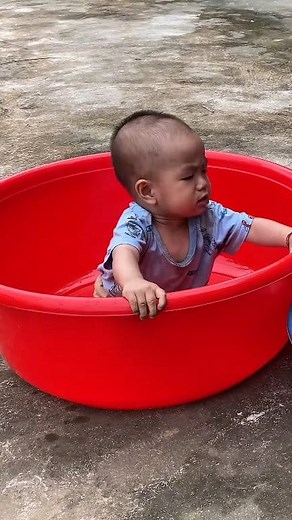 Plastic basins are so fun and attractive, haha. #Howto #Family #Cute #Singlemom | Ma Thi Ngoan Life.