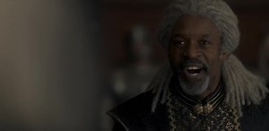 [spoiler]bu sahnenin orijinalinde Vaemond'un kellesi bizzat Rhaenyra'nın emriyle alınır. Alıntıladığım pasajı dizide görebilseydik insanların gerçek Rhaenyra Targaryen'i ve Ejderhaların Dansı döneminin sanıldığından daha kanlı olduğunu anlaması daha kolay olacaktı.– Lord Corlys'in yarım düzine ye­ğeni de vardı ve yeğenlerinin en büyüğü Sör Vaemond Velaryon, kanunen bu hakların kendisine geçmesi gerektiğini savundu... ve Rhaenyra'nın oğullarının Harwin Strong'un piçleri olduğunu söyledi. Prenses