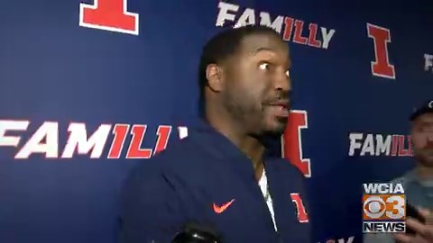 #Illini DB coach Corey Parker described Jakwon Morris' unique story of how he arrived in Champaign.Says his "whole family" drove in a 12-passenger van up from Mississippi to Illinois."Everybody wanted to see me off to school, coach... this is important." @JakwonMorris1