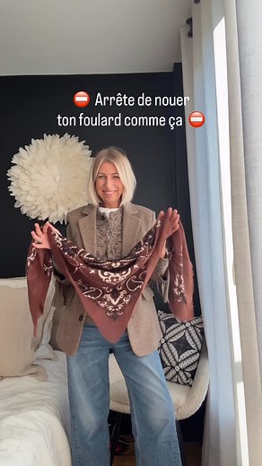 ✅ ASTUCE / TUTO NOEUD DE FOULARD ✅ 🍂 👉🏻 REPUBLIE la vidéo pour partager cette méthode sympa autour de toi et ENREGISTRE pour la retrouver facilement 🔗 🔎 👉🏻Si toi aussi tu ne sais jamais comment nouer tes grands foulards carrés et avoir bien chaud à ton p’tit cou : voici une façon bien cool 🫶🏻✌️ 👉🏻Et surtout le foulard ne glisse pas : il tient bien en place car on sait bien que il a souvent tendance à glisser 🙊 le magnifique grand bandana en laine et cachemire est un @maisonlecomtefla