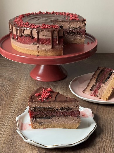 Čokoladna Jaffa torta sa malinama❣️ Korica: - 200g mlevene plazme - 100g mlevenih oraha - 70g prah šećera - 70g istopljenog putera - oko 150ml soka od pomorandže Čokoladni fil: - 800ml mleka - 2 kesice pudinga od čokolade - 2 kašike gustina - 150g šećera - 150g putera - 2 kutije čokoladnog Jaffa keksa Sloj od malina: - 300g malina (smrznute treba odlediti) - 1 kesica pudinga od jagode - 100ml vode - 3 kašike šećera Ganaš: - 100ml slatke pavlake - 100g crne čokolade Priprema: 1. Prvo se pravi fil