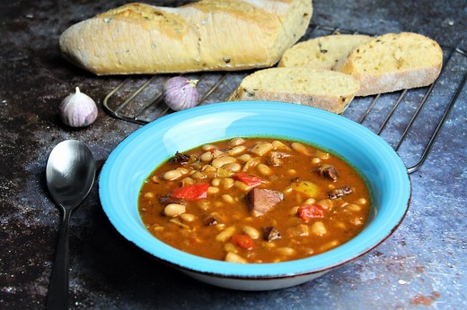 Serbische Bohnensuppe | klassisches & kräftiges Winterrezept