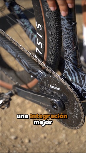 🖤 Éste es el color brutal que podemos encontrar en la nueva KTM Gravelator 2026❤️‍🔥 🔎 Un diseño exclusivo que solo podemos encontrar si compramos el frameset (cuadro horquilla) y que no está disponible en montajes de catálogo. 🚲 ✅Una nueva bici polivalente y versátil que recomendamos para: - los usuarios que quieran una única bici para todo. - los que busquen una geometría cómoda pero efectiva para rendir en ciertos momentos. - montar cubiertas de hasta 50mm. - hacer montajes a la carta o mo