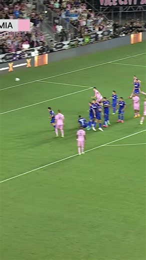 Lionel Messi debutó con Inter Miami con un golazo de tiro libre para ganar el partido contra Cruz Azul hace 3 años. ☄️ ¿Lo volverá a hacer hoy? 👀 Vía MLS por AppleTV