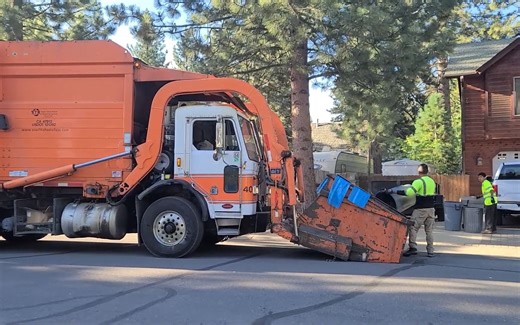 前装压缩式垃圾车在社区工作