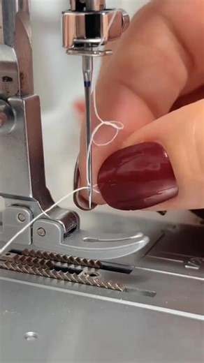 Don't struggle with threading your sewing machine needle! 🧵 This game-changing toothbrush hack from Alejandra Meza will make it a breeze. #Sewing #Quilting #SewingHack #SewingTips #ThreadingNeedle #SewingMachine #SewingTricks #DIY #LifeHack #SewingMadeEasy #CosturaFacil #TrucoDeCostura #SewingCommunity #Sewist #IloveSewing #BeginnerSewing #SewingTutorial #SewingProject #CreativeSewing #SewSmart | Quilt Patterns PDF