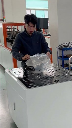 【作業着・ユニフォームも自動で畳む】上着やブルゾンを一瞬で均一に！業務用折りたたみ機SA-61A（クリーニング工場・レンタル向け・環聯ジャパン）