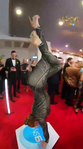 Red carpet posing #tvweeklogies