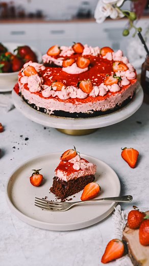 240K views · 364 reactions | Sezonu jagoda slavimo u kombinaciji s čokoladom!  Naša Bruna Vučak @yumyumparadise donosi vam recept koji je možda baš "ono nešto slatko" za blagdanski stol. | City Center one Zagreb | Facebook