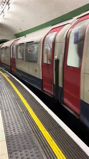 Noisy bakerloo train arriving at Paddington station