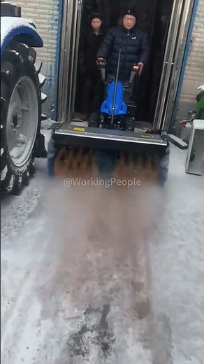 Snow clearing process of hand-pushed automatic snow sweeper