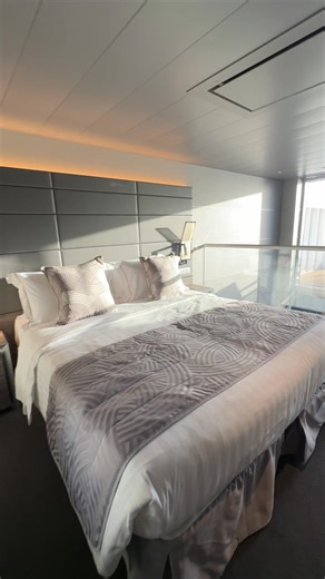 Din egen lyxlägenhet till havs ✨ Detta är MSC Yacht Club Duplex Suite, med privat bubbelpool och oändlig utsikt över två våningar. Upptäck Yacht Club: Se - https://bit.ly/41KyRqG No - https://bit.ly/46qSZkb Dk - https://bit.ly/3V5uG4U Fi - https://bit.ly/4mSW1Un | MSC Cruises