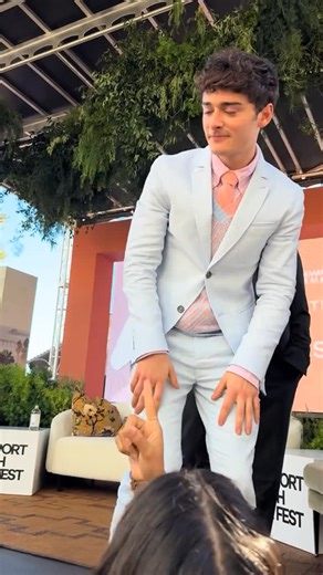 Deaf Social Vibes on Instagram: "Awww this so beautiful fans teach him sign language the actor Noah Schnapp of stranger things 🤟🏼❤️ #strangerthings5 #strangerthings #signlanguage #noahschnapp #deafcommunity"