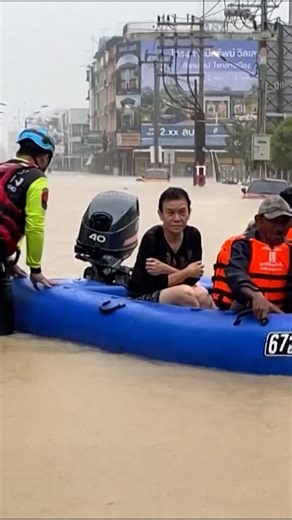 Floods in southern Thailand killed at least 13 people and impacted nearly two million residents. | DW News