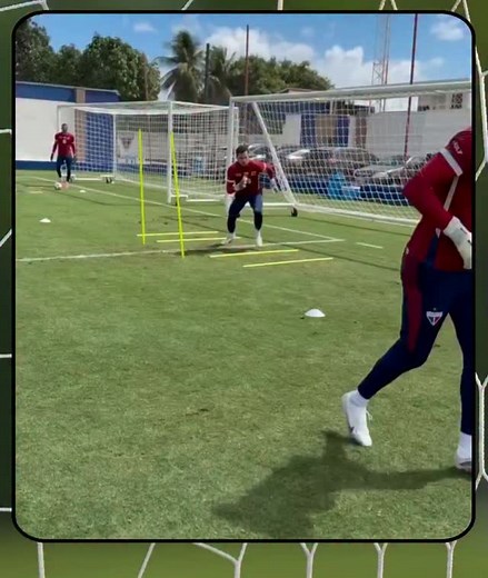 🦁🔴🔵 Fortaleza EC | Physical-technical! ​The Fortaleza Goalkeeper Coach conducted a high-intensity session focused on agility and physical-technical. ​The exercise challenged the keepers to: •​Combine coordination movements in the center. •​Execute a lateral dive at the near post. •​Quickly recover and reposition. •​Perform a lateral dive (frontal) on the opposite side. ​This physical-technical drill is the hallmark of the Brazilian school! 🗣️GK Coaches: Bosco Chaves and Guto Albuquerque ​#Fo