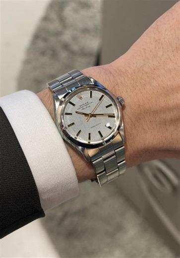 Sometimes less is more. This Rolex Air-King ref. 5500 dates back to 1973, and is a great first watch in everyone’s collection. #rolex #vintage #watches #watchcollector #fyp