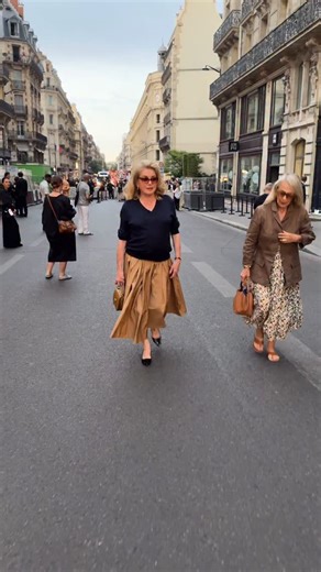 Catherine Deneuve au défilé AMI, ce soir à Paris. 🎥 @enzoply #catherinedeneuve #amiparis #parisfashionweek | Vanity Fair France