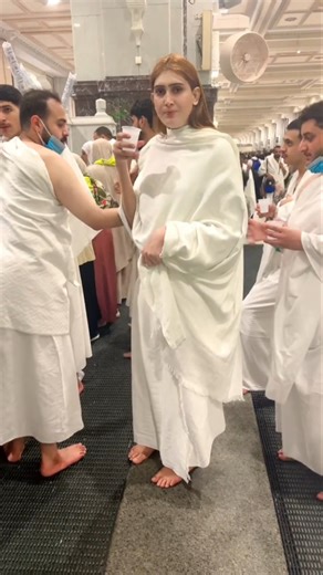 Ye Ladki Ahram Pehan Kar Umrah Kyun Kar Rahi He 🤔 Makkah Masjid Al Haram #umrah #viral #islamicvideo