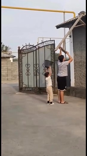 🌻 Politik-freier Sonntag 🌻 Nicht alle Superhelden tragen einen Cape. Manchen genügt ein Eimer...😍 Have a nice day! ❤️ | Human:Radikal