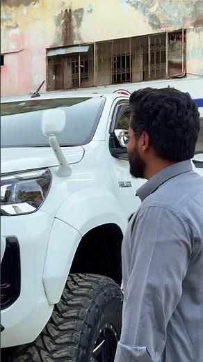 Gaari Itni Neechay Kyun Hui Hui Hai?