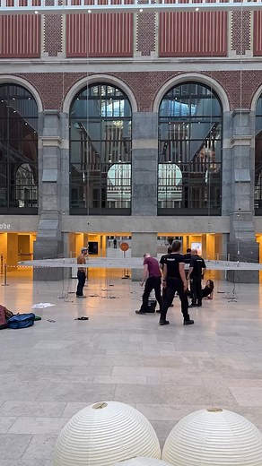 What comes to mind when seeing an Akari light sculpture? 💡 Discover the iconic Akari light sculptures by Isamu Noguchi, crafted from washi paper and bamboo. Inspired by traditional Japanese lanterns, the lamps have been produced in various shapes and sizes, and have become widely imitated design classics. ‘Akari’ refers both to light in terms of weight and illumination. This summer, the Rijksmuseum Gardens will feature twelve sculptures by Isamu Noguchi. With his playful view of form, light and