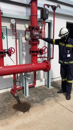 🚨(Sprinkler Test and Drain Valve) คือการทดสอบเพื่อตรวจสอบการทำงานของระบบ และระบายน้ำทิ้งเพื่อป้องกันน้ำขังที่อาจก่อให้เกิดสนิมและการอุดตัน. การทดสอบนี้ควรทำอย่างสม่ำเสมอ โดยทำโดยการจำลองการเปิดหัวสปริงเกอร์ที่จุดทดสอบเพื่อวัดแรงดันและอัตราการไหล. การทดสอบเป็นประจำทุก 3 เดือน เพื่อให้มั่นใจว่าระบบสามารถทำงานได้ตามมาตรฐาน 👷‍♂️ ธิติพัฒน์ ทองเอี่ยม 👷‍♂️ Technical บริษัท เมืองอมตะนครวิศวกรรม จำกัด กลุ่มบริษัท เมืองไฟฟ้าวิศวกรรม … #เมืองไฟฟ้าวิศวกรรม #ช่างรู้ใจใกล้โรงงาน #15สาขาหน้านิคม #ถูกกฎหมายถ