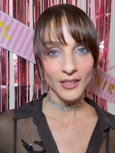 Nicole Margeti 🌞 on Instagram: "Αν ξανά γεννιόμουνα, μαζί σας όλα θα τα μοιραζόμουνα. Δεν θα άλλαζα τίποτα… ούτε την οικογένειά μου, ούτε τους φίλους μου. 🤍 Εκείνους που είναι εκεί στα ωραία, αλλά και στα δύσκολα· που αγαπούν ανιδιοτελώς χωρίς να κρίνουν, που σε νιώθουν και σε στηρίζουν με τον δικό τους τρόπο. Οι περισσότεροι φίλοι μου είναι παιδικοί — και αυτό είναι από μόνο του δώρο. ✨ Ό,τι «λάθος» βρέθηκε στη ζωή μου, ήταν απλώς ο τρόπος του σύμπαντος να με οδηγήσει εδώ — στο 