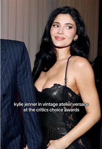 kyliee!! 🫶🏻🫶🏻 #greenscreen #kyliejenner #timotheechalamet #martysupreme #celebritystyle @Kylie Jenner @VERSACE @Marty Supreme