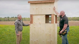 Hugo et son invité vous montrent comment bâtir une cache de chasse simple avec fenêtres coulissantes sur les trois côtés. 🔨 Réalisez ce projet grâce aux plans de construction: https://bit.ly/3QCKcRn | BMR