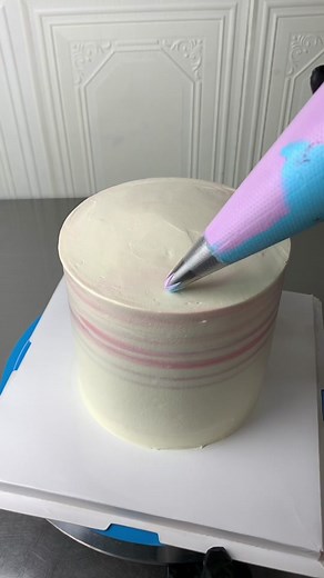 #cake #fyp #cakedecoration #beautifulcake #cakepiping #pipingbuttercream #buttercreampipingvideo #pipingtips #caketutorials