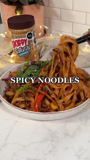Deliciosos noodles orientales en salsa de maní picante