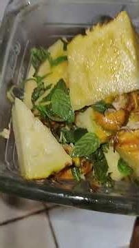 Making pineapple water with mint