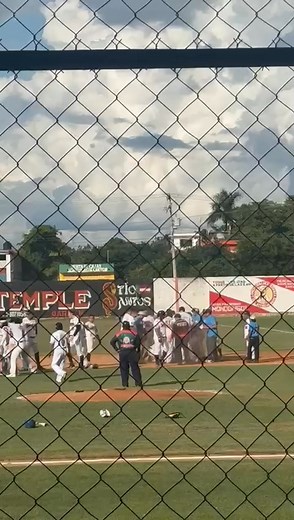 Encontronazo en el primer juego de playoffs entre Potros de Cooperativa vs Naranjeros de Oxkutzcab, en la parte baja de la séptima entrada, partido suspendido. | Canal digital 34