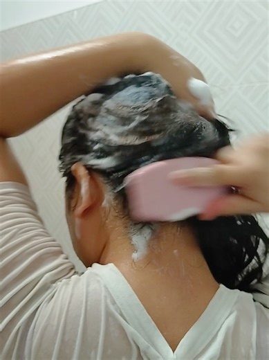 Replying to @caiandleah So satisfying… may massage pa. Using this scalp massage comb, mas malinis ang anit habang may relaxing massage every shampoo. Satisfying na panoorin, satisfying pa sa feeling #ScalpMassageComb #ScalpMassageBrush #RelaxingMassage #brush #haircare