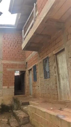 La maison ci a déjà 20 ans dans mon village. Donc c'est possible de construire une maison en étage avec les parpaing en terre battue . Vous pouvez construit vos maisons la moindre coût | Papa Cameroun