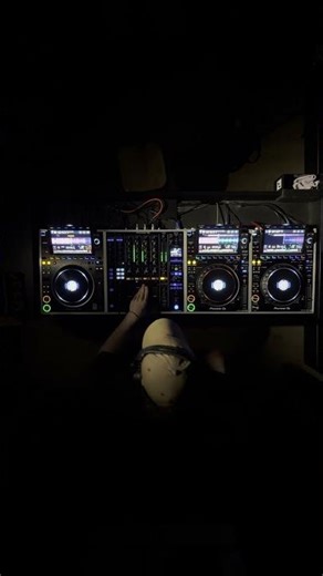 4AM in a Rave! Live Studio Sound...