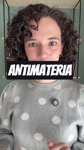 ¿Qué es la antimateria? La materia, todo lo que conocemos, está formado por átomos. Los átomos están compuestos por un núcleo, en el que hay protones, cargas positivas, neutrones, cargas neutras, y rodeado de una nube de electrones, cargas negativas. La antimateria es materia pero con signo contrario, por ejemplo en la antimateria los protones tienen carga negativa: se llaman antiprotones, y los electrones tienen carga positiva: se llaman positrones.#ciencia #física