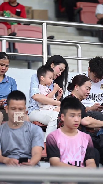 Doãn Hải My đưa bé Lúa ra sân tiếp lửa cho Đoàn Văn Hậu giữa lúc mạng xã hội xôn xao #Kenh14Special #Kenh14 #Amm #news #NOZN