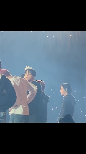 🔘👄🔘 tae i swear its not what it looks like #bts #taehyung #btsarmy #ptd_on_stage_la #btstaehyung