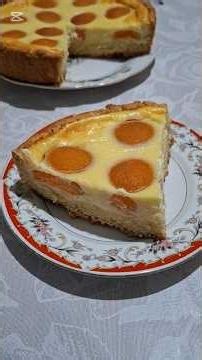 Вкусный, нежный пирог с абрикосами.