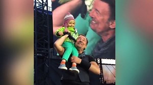 Bruce Springsteen sings duet with 4-year-old