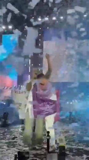 🇮🇱🎗️❤️‍🩹 MUST WATCH: Freed Hostage’s Tearful Reunion With His Idol Brings Him to Tears Only days after enduring unthinkable terror in a Ham*s tunnel, freed hostage Elkana Bohbot was lifted into a moment of pure hope tonight. In front of a sold-out crowd at Yarkon Park, superstar Eyal Golan pulled Bohbot into his arms onstage, singing “Mi She’ma’amin Lo Mefached” (he who believes is not afraid) as Elkana collapsed against his shoulder, overwhelmed with emotion. The audience erupted, many cryi