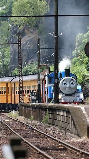 【4K縦動画】大井川鐵道「きかんしゃトーマス」たぬきの神尾駅通過！ Oigawa railway Steam locomotive "Thomas the tank engine"